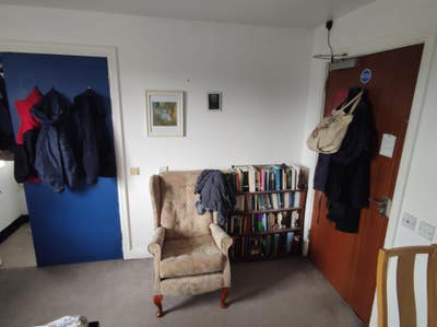 Nice double room in large, friendly house  Main Photo