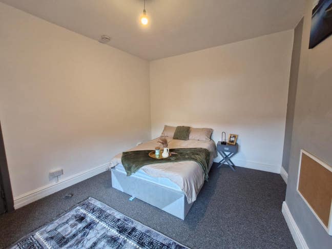 First floor double room to let - 90UR Main Photo