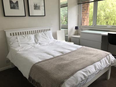 Bright spacious double room with  ensuite  Main Photo
