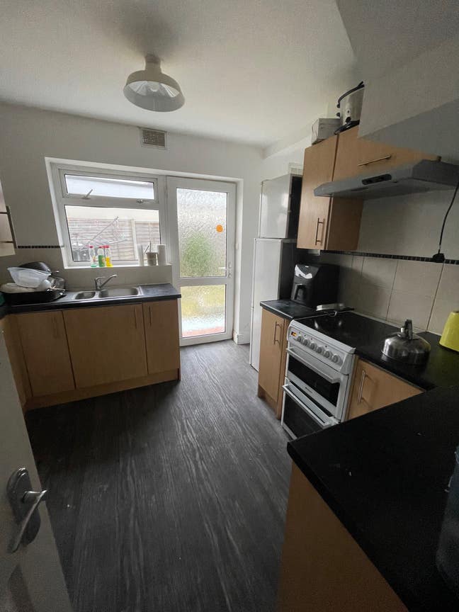 Cozy Furnished Room for Rent in Prime Location:  Main Photo