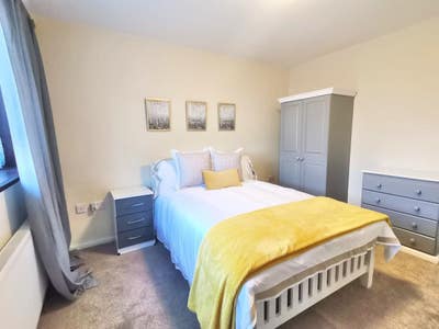 ** Large Off Suite in 3 Bed House -No Bills To Pay Main Photo