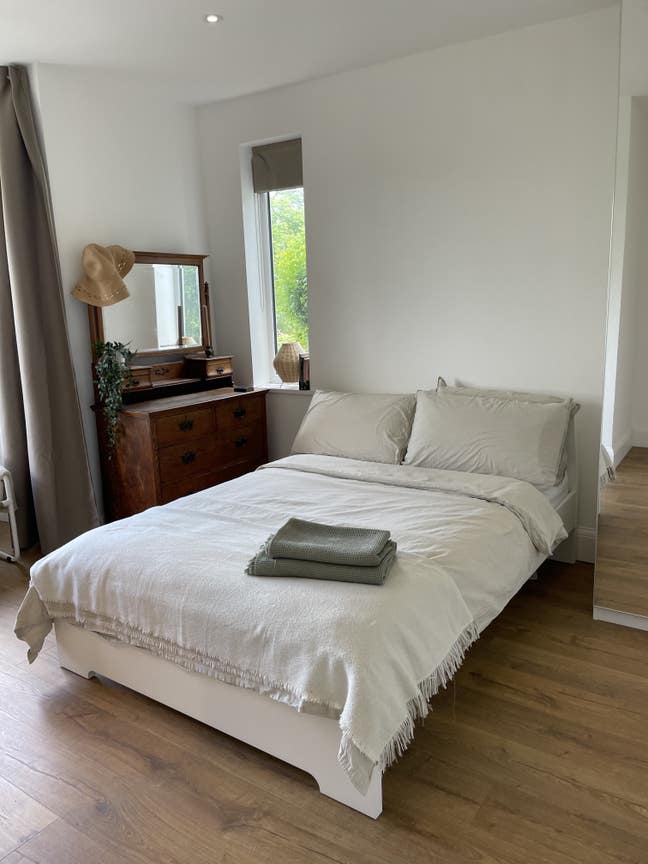Room with ensuite  Main Photo