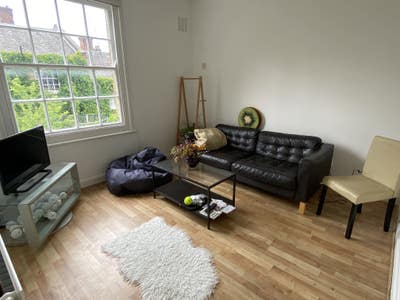 Sunlit double room near Battersea Arts Centre Main Photo