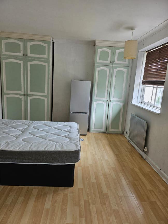 Large Single Room Available Now in Edgware Main Photo