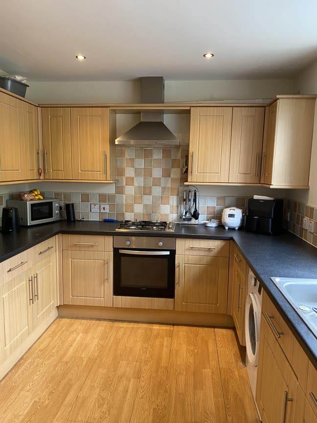 Double room in professional house share Main Photo