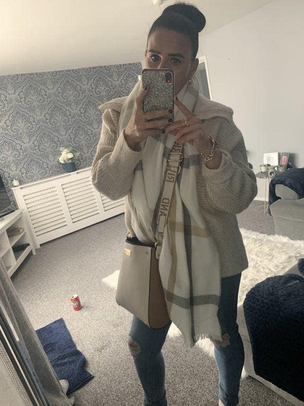 I am a professional female aged 46. I am look... Main Photo