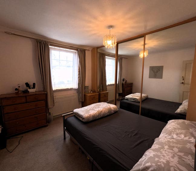 Lovely Double Bedroom 2 mins from High Street Main Photo