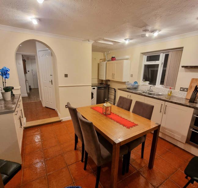 Business Park House. All Bills Included Main Photo