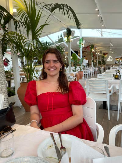 Hi I’m Iris, a 27 yo professional looking f... Main Photo