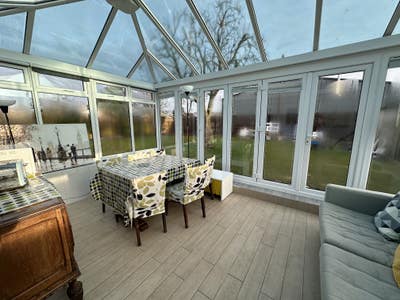 4 bedroom large garden 3 bathroom sun room  Main Photo