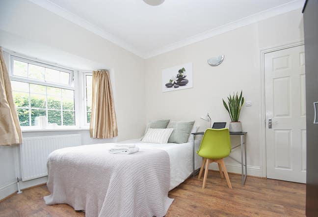 Double En-suite Room near East Acton Station " Main Photo