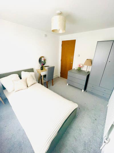 Double room, own bathroom,short walk from station  Main Photo