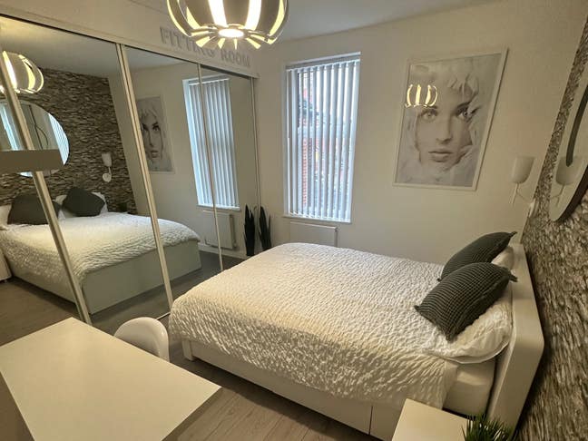 DN1 New Renovation Large Luxury En-Suite Room Main Photo