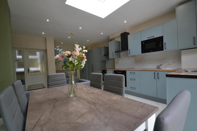 **New Luxury 7-Bed Shared House in Hanwell* Main Photo
