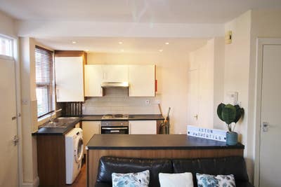 4 Bed property in Burley available July! Bills Inc Main Photo