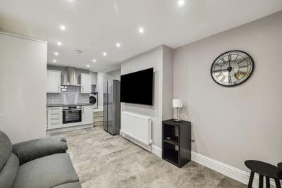 Large Ensuite Room Available Near Dockyard Main Photo