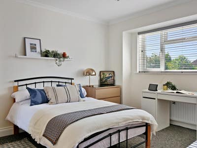 Spacious and bright double room in great location Main Photo
