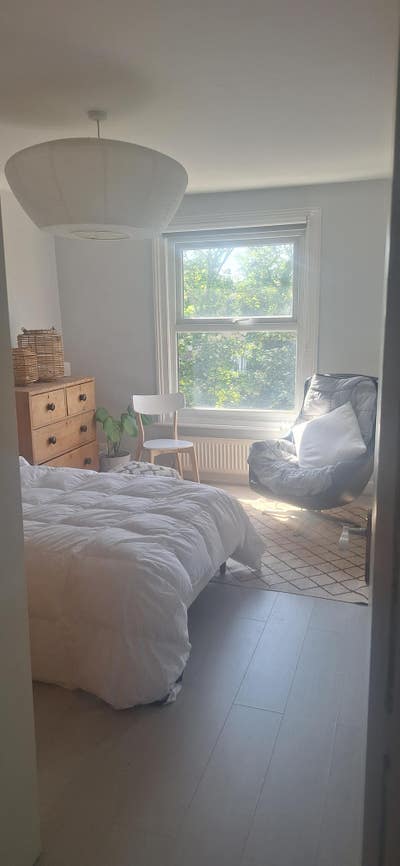 Lovely light-filled flat well situated for travel Main Photo