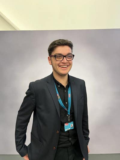 Looking for a sociable house/Roommate  Main Photo