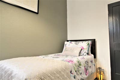 Quaint Single Room: Your Own Personal Space Main Photo