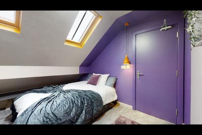 Rom 6:  Modernly Furnished Room Main Photo