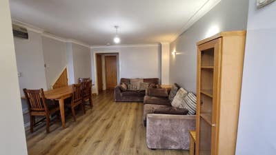 2 Bed Flat - 10min Walk to Romford Station & Shops Main Photo