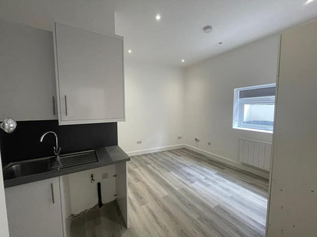 Studio flat London road Norbury SW16   Main Photo