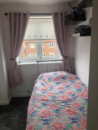 Single room in a beautiful home Main Photo