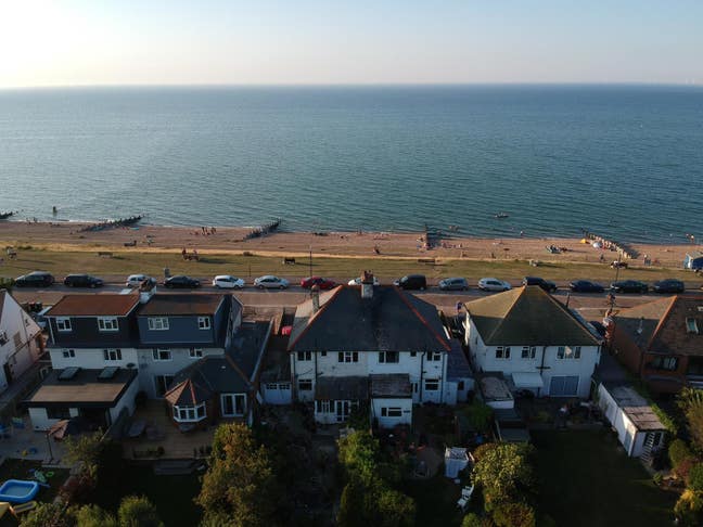 Sunny room overlooking the garden Main Photo