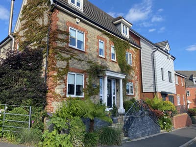 Large Double + En-suite!. plus 2 Doubles Avalable Main Photo