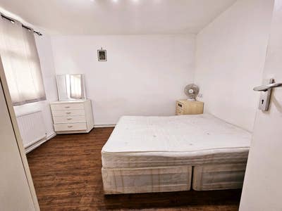 Double bed room in 3 bed property  Main Photo