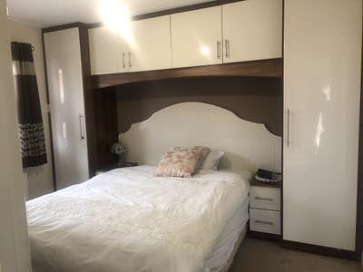Spacious en suite to let  Main Photo