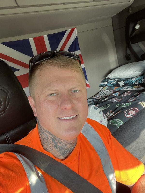 I am a professional male aged 35. I am lookin... Main Photo