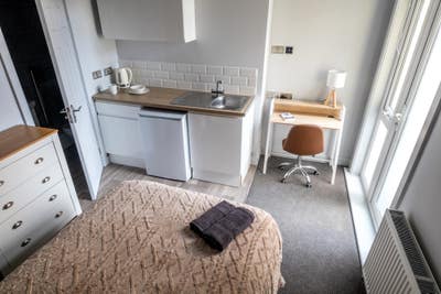 Studio with ensuite near college with parking Main Photo