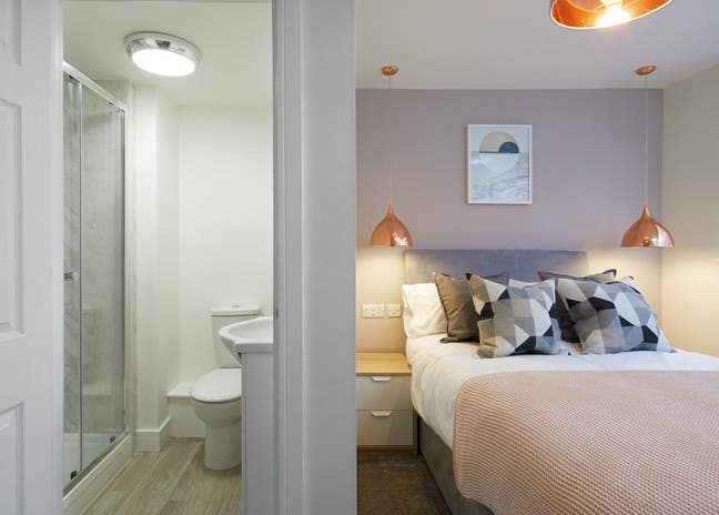 Last Double Ensuite Room Near City Centre Main Photo