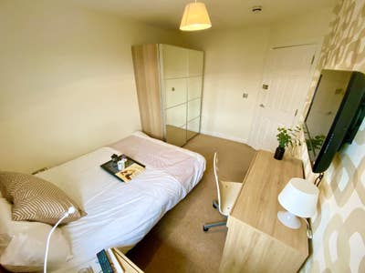 Elegant Room near M4! Superb Main Photo