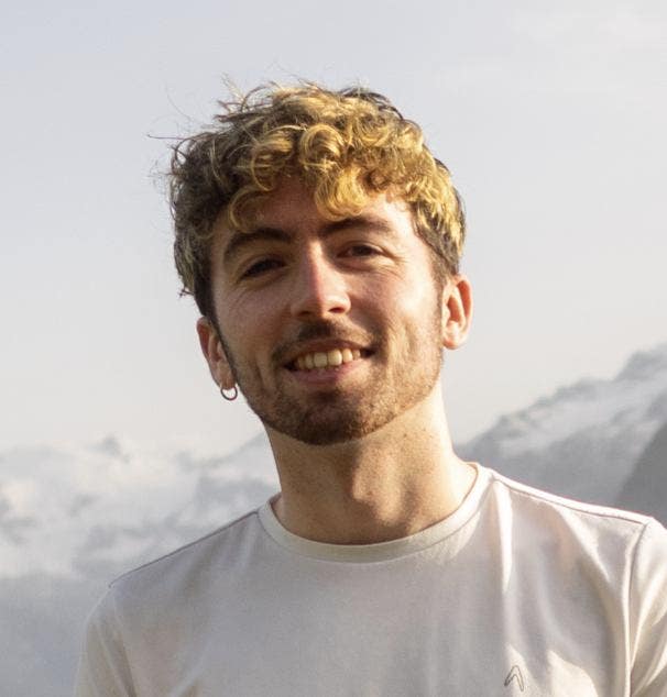 28yo professional in hunt for August lease Main Photo