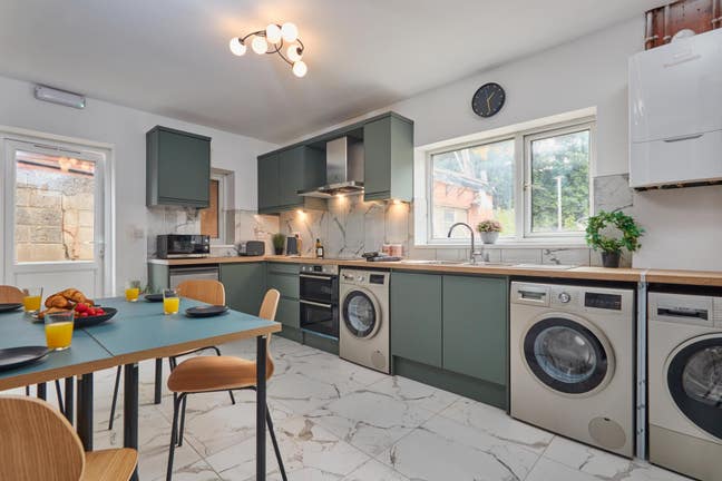 High end👌ensuite, desk, A630; walk to Parkgate;  Main Photo