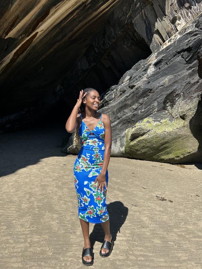 I am a professional female aged 21. I am look... Main Photo