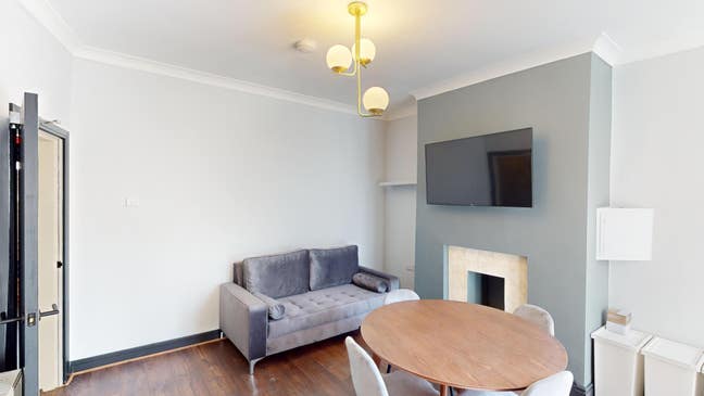 Cozy 4-Bedroom House Share in Parrin Lane! Main Photo