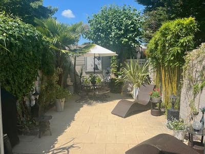 Bright, comfortable room, home near Hampton Court  Main Photo