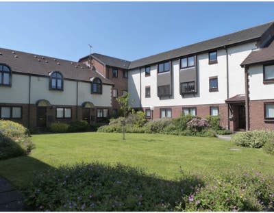 Lovely bright second floor flat  Main Photo