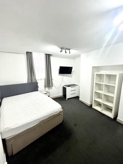 Newly Decorated City Centre Studio All Bills Inc Main Photo