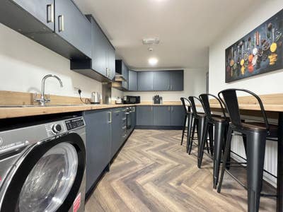 Walk to Warrington Hospital — en-suite, bills inc Main Photo