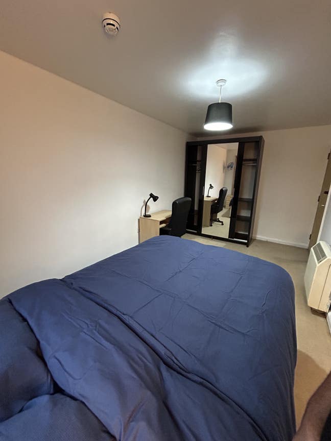 Spacious double bedroom in a 2 bed flat Main Photo