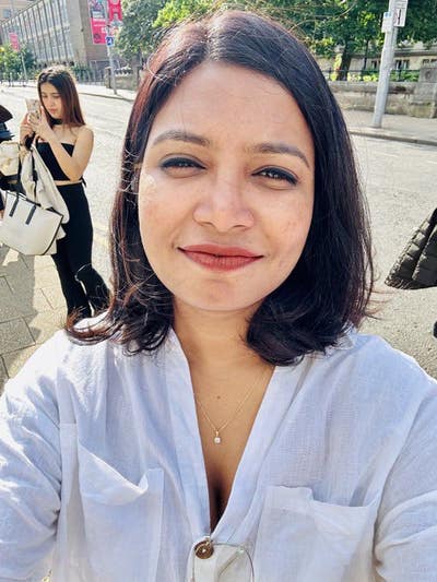 I am a professional female aged 30. I am look... Main Photo