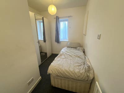 A single en-suite room within a female household. Main Photo