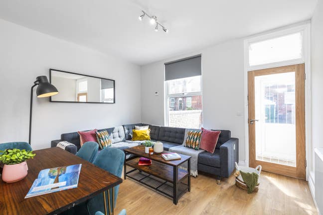 1 Double Bed Available in Luxury Headingley House Main Photo