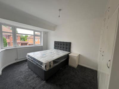 Newly Renovated Double Room - All Bills Included Main Photo