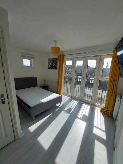 Sunny Studio Room At Prime Hampton Location ☀️ Main Photo